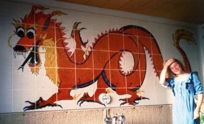Květa namalovala na zeď garsonce pětimetrového draka