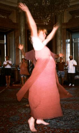 1998 – Květa s bříškem tančí na slavnosti vítání nenarozeného miminka v Liblicích